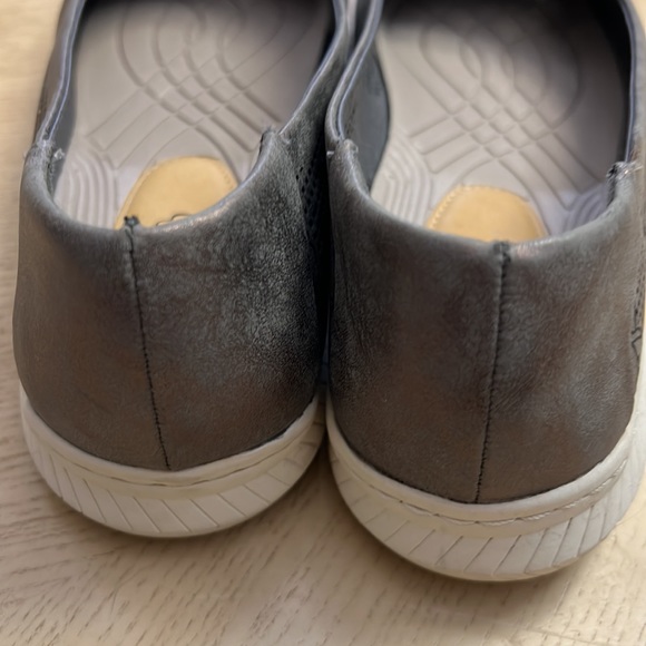 Baretraps are gray/copper Nadra flats. Perforated Floral design. Size 9.5 W - Picture 4 of 9